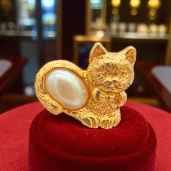 Vintage Jewelry - Vintage Avon Gold-Tone Cat Pin with Pearl Cabochon Belly